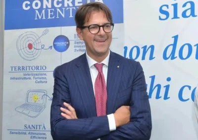 Fabio Lunghi con le braccia conserte e sorridente ad una convention dell'associazione Concretamente.info